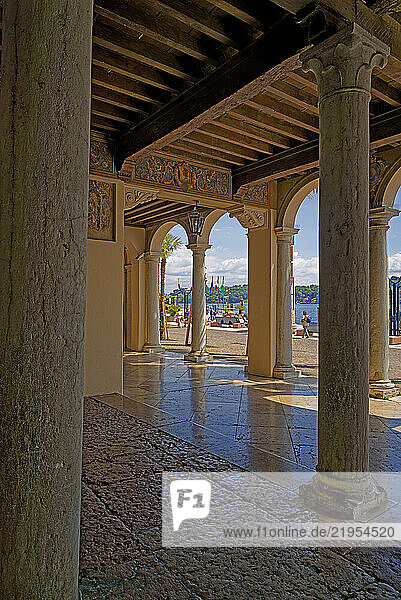 Palazzo della Magnifica Patria  Passage  Gardasee  Lago di Garda