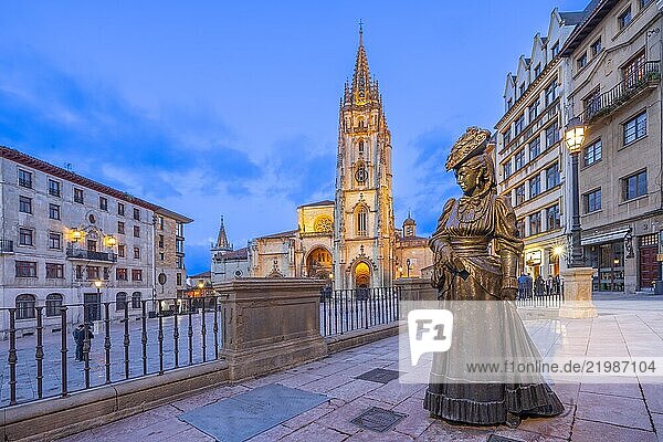 The Regenta  Alfonso II el Chaste Square  Cathedral of the Holy Savior  Oviedo  Asturias  Spain