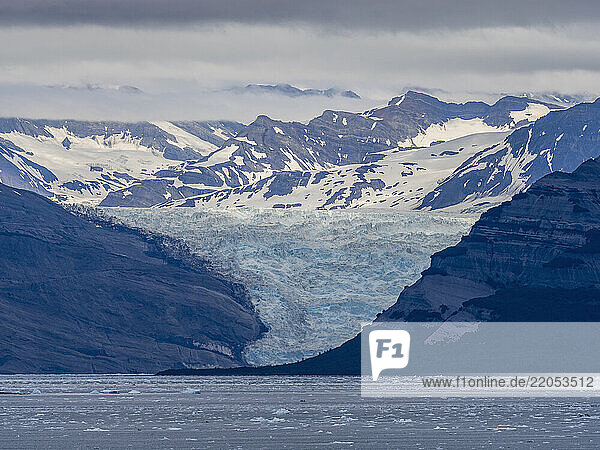 Glacier and ice floes on Icy Bay