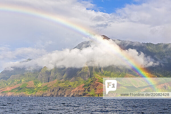 USA  Hawaii  Kauai  Na Pali Coast State Wilderness Park  Panoramic view of Na Pali Coast  rainbow
