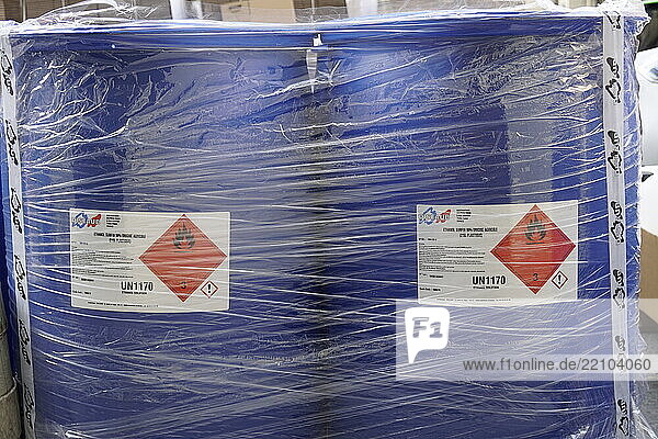 France  Paris 27/03/20. La pharmacie Delpech a investi la rue Mignon (6ème arr.) pour fabriquer du gel hydroalcoolique à grande échelle.