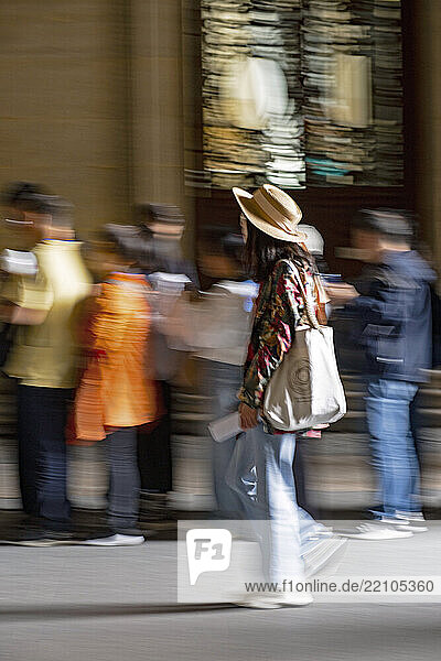 France  Paris  75  1er arrondissement  musée du Louvre  touristes qui empruntent le Passage Richelieu  juin 2024.