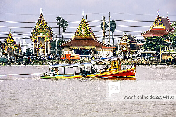Chao Phraya River and boat travenling along the shoreline in Bangkok  Thailand; Bangkok  Thailand