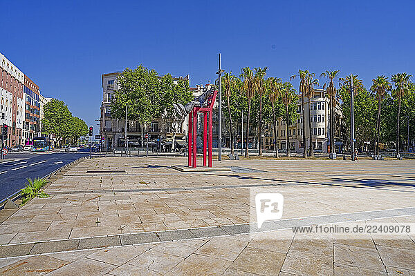 Straßenansicht  Statue de Salvador Dalí  Palmen