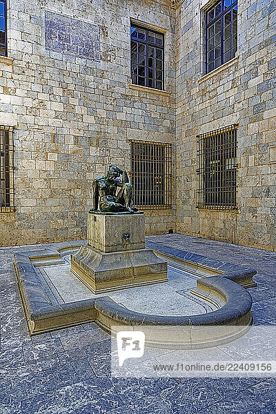 Rathaus  Hotel de Ville  Innenhof  Brunnen  Skulptur  La Méditerranéenne ou la pensée