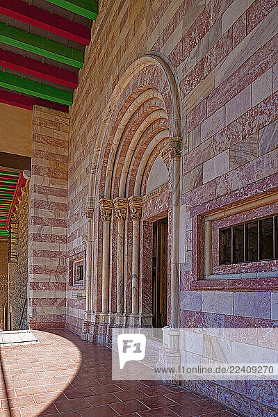 Burg  Palast  Palais des Rois de Majorque  Eingang  königliche Kapellen
