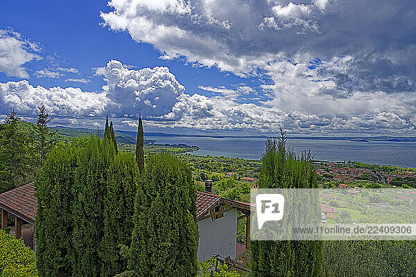 Landschaft  See  Lago di Bolsena  Ortsansicht