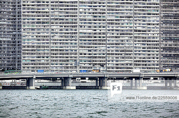 Hong Kong Island is an island in the southern part of the Hong Kong Special Administrative Region. It has a population of 1 289 500. The island had a population of 3 000 inhabitant
