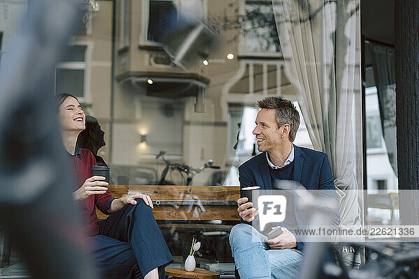 Two people having a business conversation at a café outdoors