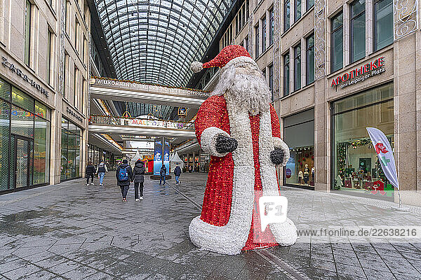 View of interior of the Mall of Berlin at Christmas  Mitte  Berlin  Germany