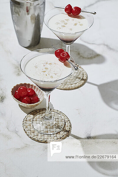 Coconut-Cocktail mit Grenadine und Cocktailkirschen