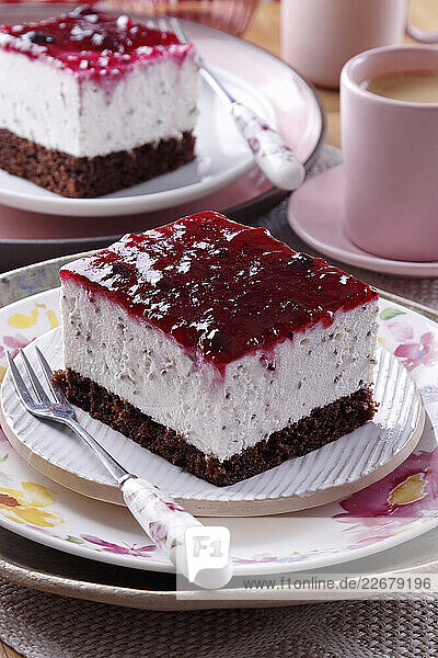 Himbeer-Quark-Schnitte auf Schokoladenboden