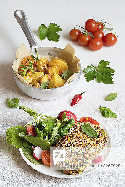 Linsenbratlinge mit Röstkartoffeln und Salat