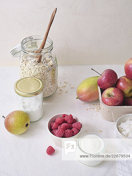 Zutaten für Overnight-Oats: Haferflocken  Joghurt  Milch und frisches Obst