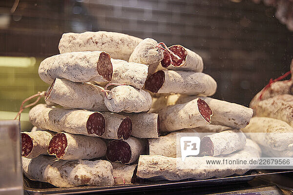 Französische Salami am Marktstand