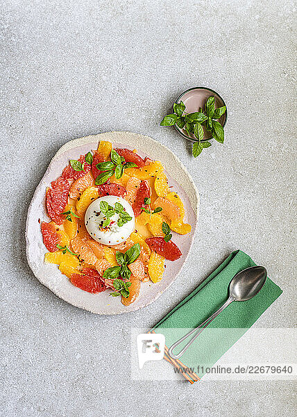 Grapefruit-Orangen-Salat mit Burrata und Nuoc Mam Cham-Dressing