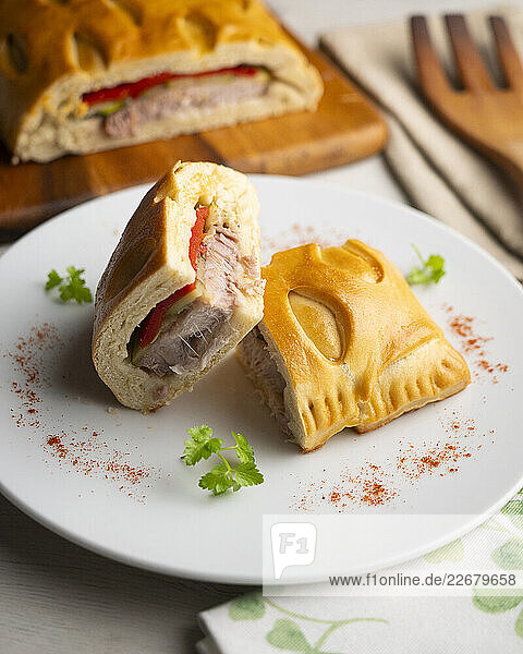 Hornazo-Empanada mit iberischem Schwein und Paprika