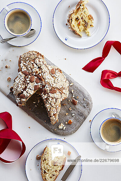 Aufgeschnittene italienische Colomba serviert mit frischem Kaffee
