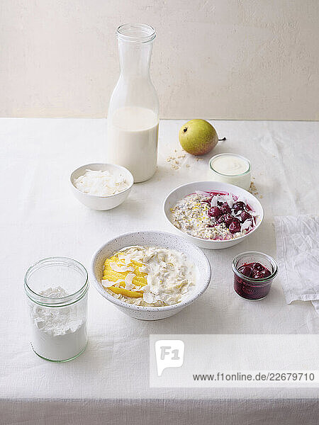 Overnight Oats mit Kokosflakes und frischen Früchten