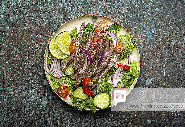 Thailändischer Rindfleischsalat mit Gemüse und Minze