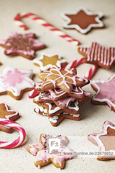 Lebkuchenplätzchen mit rosa und weißem Zuckerguss