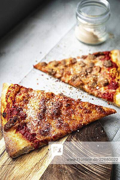 Pizza mit Champignons  Parmesan und Chili