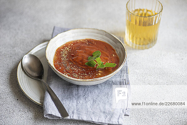 Tomaten-Gazpacho mit Kräutern