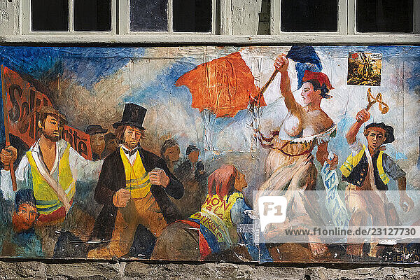 France. Bretagne. Côtes d Armor. Tréguier. Façade de l atelier du peintre Yvon Le Corre. Elle est décorée d un pastiche de La Liberté Guidant Le Peuple d Eugène Delacroix où les personnages sont devenus des Gilets Jaunes (détail) * France. Brittany. Côtes d Armor. Tréguier. Facade of the studio of the painter Yvon Le Corre (detail)