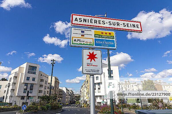 France  ?le-de-France  Hauts-de-Seine  Asni?res-sur-Seine. Main Street Charles de Gaulle