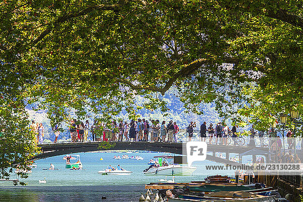 France  Auvergne-Rh?ne-Alpes  Haute-Savoie  Annecy. Annecy lake. Canal du Vass?. Bridge of Loves