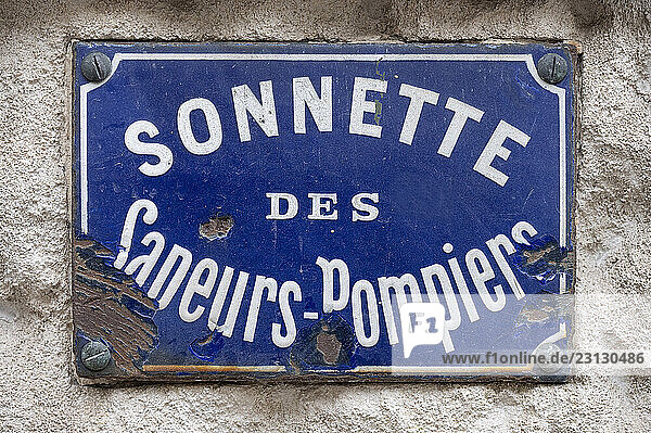 France. Paris. 1er arrondissement. Caserne des sapeurs pompiers de la Rue du Jour. Ancienne plaque de la sonnette * France. Paris. 1st arrondissement. Rue du Jour fire station. Old doorbell plaque