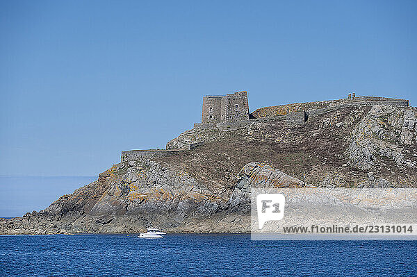 France. Bretagne. Côtes d Armor. Trégor. Archipel des Sept Iles  (commune de Perros Guirec) réserve ornithologique. L ile aux Moines  la seule des 7 iles où l on peut accoster. Le fort  bati sous Louis XV par Siméon Garangeau vers 1725