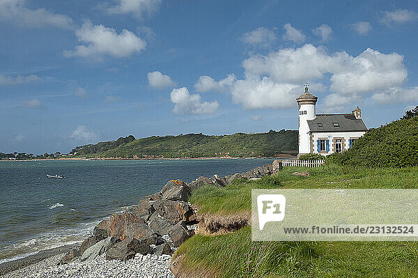 France. Bretagne. Cotes d Armor. Trégor. La maison-phare de Nantouar (commune de Louannec) Bâti en 1860  en activité jusqu en 1976 * France. Brittany. Cotes d Armor. Trégor. The lighthouse of Nantouar (commune of Louannec) Built in 1860  in operation until 1976