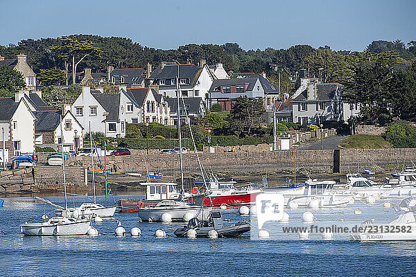France. Bretagne. Côtes d Armor. Trégor. Ploumanac h (commune de Perros Guirec). Le port. * France. Brittany. Côtes d Armor. Trégor. Ploumanac h (municipality of Perros Guirec). The port.