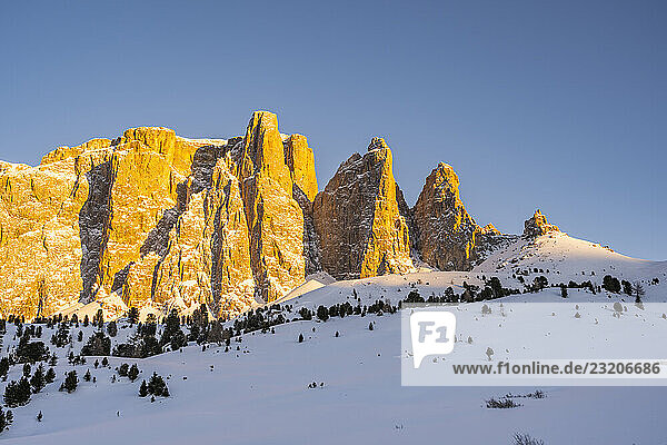 Schöne Landschaft der Bergsilhouetten der Sextner Dolomiten an einem sonnigen Wintertag  Südtirol  Trentino-Südtirol  Südtirol  Italien  Europa
