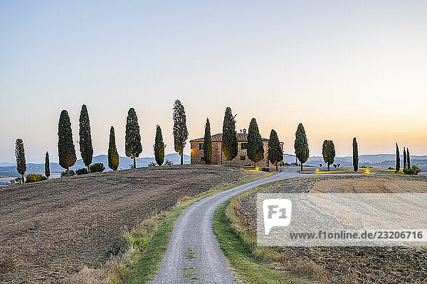 Toskana-Landschaft mit Zypressen und Gehöft bei Sonnenaufgang  Morgengrauen  Podere Cipressini   San Quirico d Orcia  Val d Orcia  Toskana  Italien  Europa