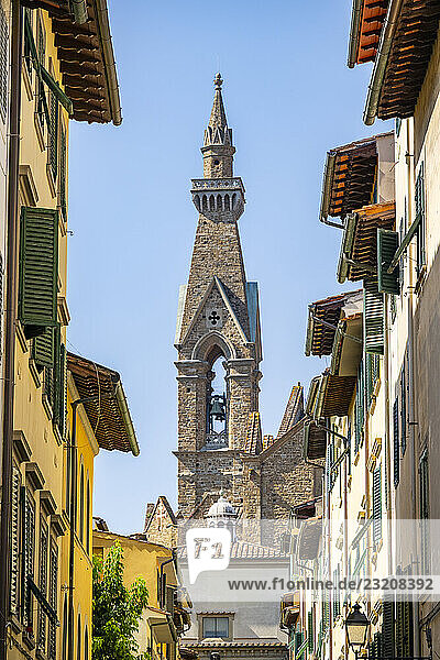 Blick auf eine Straße mit der Kirche Santa Croce in Florenz  Turm  UNESCO-Weltkulturerbe  Toskana  Italien  Europa