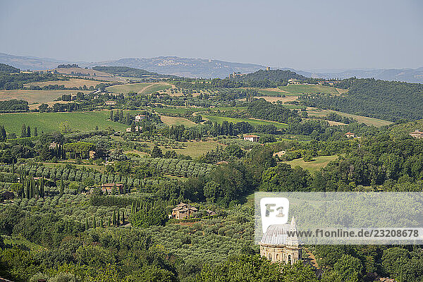 Typische toskanische Landschaft  Dorf Montepulciano mit der Renaissancekirche San Biagio im Herbst  Architekt Antonio da Sangallo  Montepulciano  Toskana  Italien  Europa